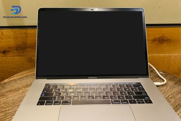 Biểu hiện thực tế khi Macbook bị đen màn hình