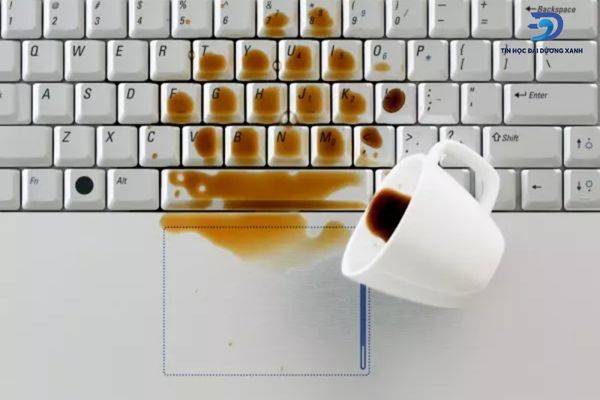 Cà phê đổ vào bàn phím laptop