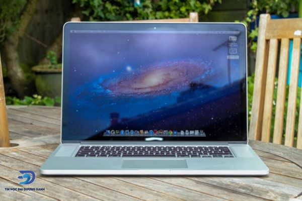 Cao áp bị hỏng có thể khiến màn Macbook mờ, sọc