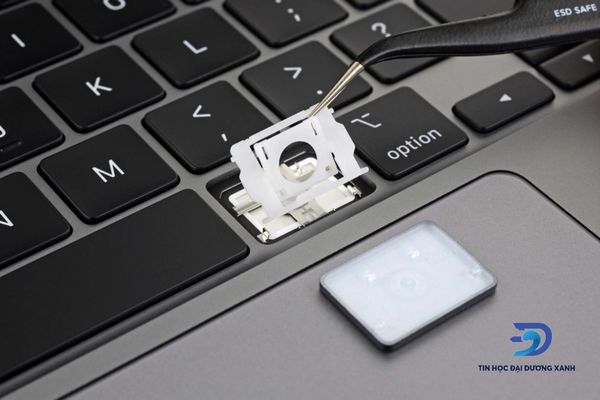 Chi phí thay bàn phím Macbook chính hãng tại Apple cao gấp 3 - 4 lần