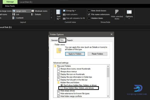 Chọn Show hidden files, folders and drives để hiện các file ẩn