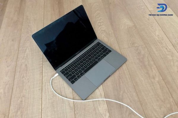 Có nhiều nguyên nhân Macbook không sạc được pin