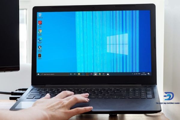 Có thể nguyên nhân màn hình laptop bị sọc xanh xuất phát từ việc màn hình laptop bị lỗi