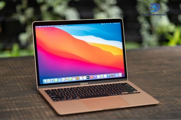 Đặt Macbook trên bề mặt bằng phẳng