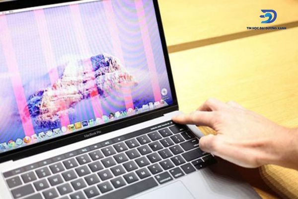 Dấu hiệu để nhận biết máy Macbook bị sọc màn