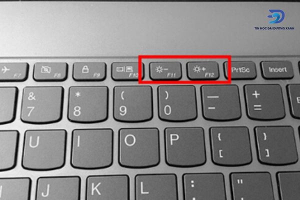 Điều chỉnh ánh sáng màn hình bằng 2 nút trên bàn phím