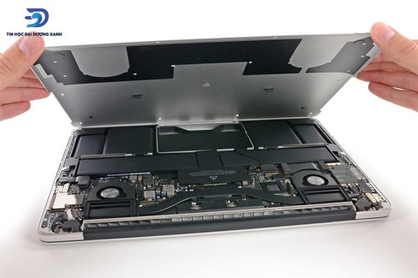 Dùng tua vít mở nắp Macbook