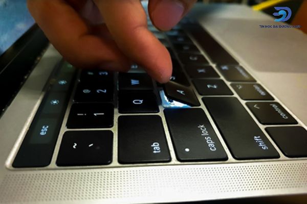 Kẹt phím ở laptop do vướng dị vật - làm sao để lấy ra?