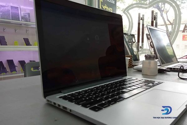 Khắc phục Macbook bị đen màn hình do lỗi phần cứng