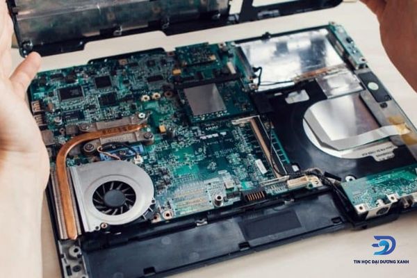 Không nên tự ý tháo lắp - sửa chữa phần cứng laptop tại nhà