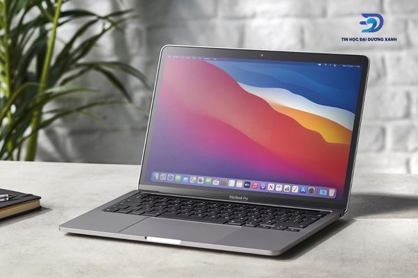 Làm việc với Macbook trong môi trường mát mẻ