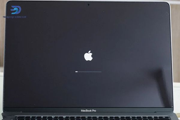 Macbook bị màn hình đen hãy khởi động lại máy