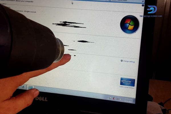 Màn hình laptop xuất hiện các đốm đen, loang mực gây cản trở trong quan sát