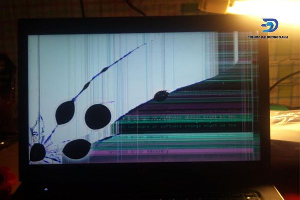 Một số lỗi phần cứng do thiết bị rơi rớt cũng khiến laptop bị lỗi màn hình