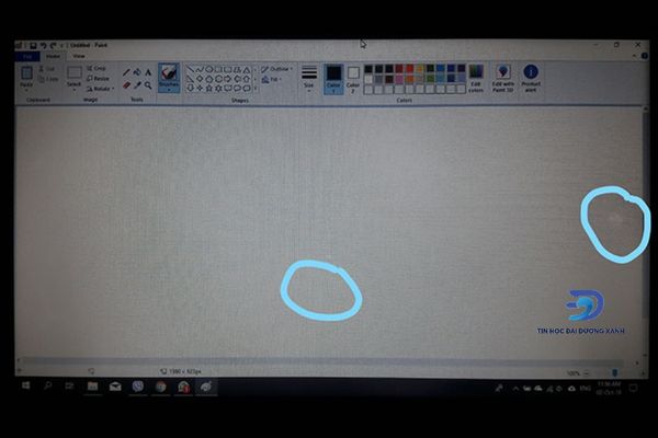 Người chơi có thể kiểm tra lỗi màn hình bị đốm sáng bằng công cụ Paint