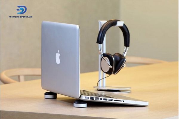 Sử dụng đế tản nhiệt cho Macbook