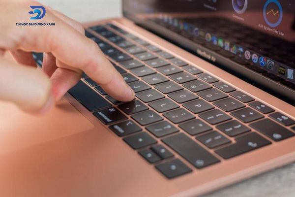 Sử dụng TrackPad để sửa Macbook không lên nguồn