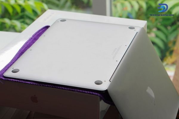 Vệ sinh bàn phím Macbook đúng cách để không bị liệt phím số