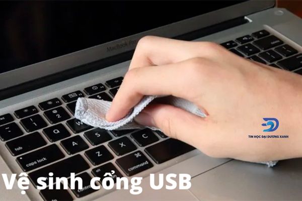 Vệ sinh cổng nhận USB trên Macbook