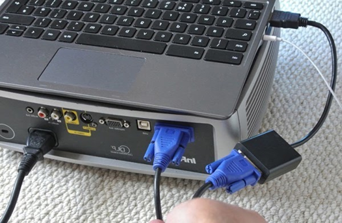 Cắm dây kết nối với cap VGA giữa máy chiếu và laptop